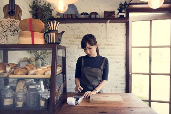 Waitress calculating bill — Stock Photo, Image