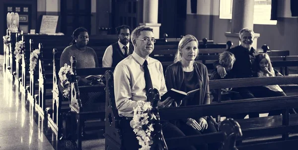 Gente rezando en la iglesia — Foto de Stock