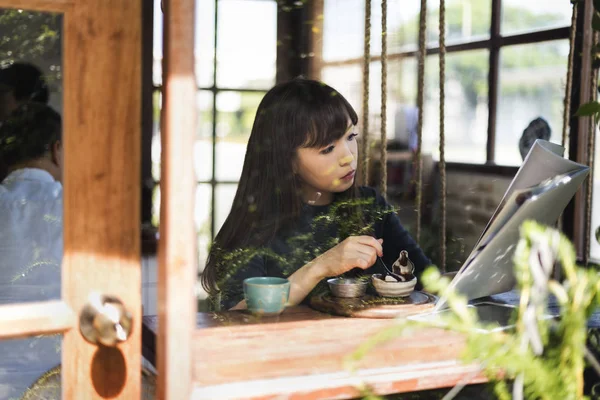 Kadın dergisi okuyor