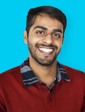 Hintli adam gülümsüyor