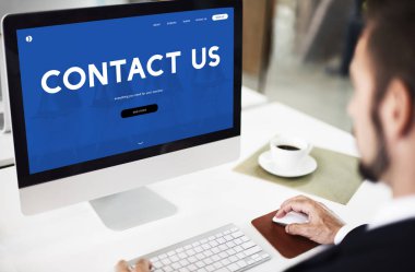 Ofiste çalışan bir iş adamı.