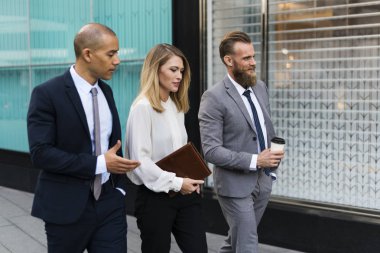 Kurumsal tartışırken iş adamları planı