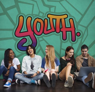 neşeli çeşitlilik arkadaş birlikte 