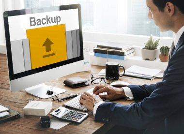 bilgisayarla çalışma iş adamı