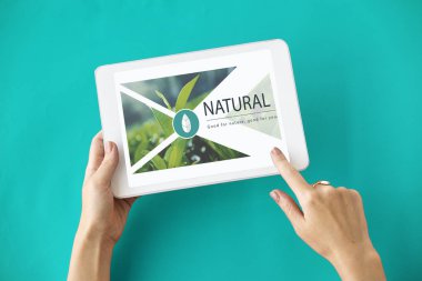 insan elinden tutarak dijital tablet