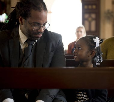 Baba ve kızı kilisede 