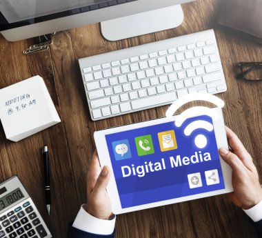 iş kişi dijital tablet kullanma