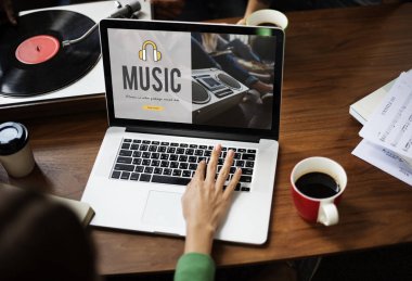 laptop klavye üzerinde insan eli