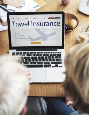 Dizüstü bilgisayar kullanan yaşlı çift.