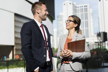 iş adamları tartışıyor