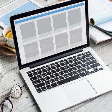 çalışma alanı tablo açılan laptop