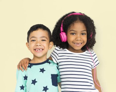  Çocuklar birbirine sarılıyor.