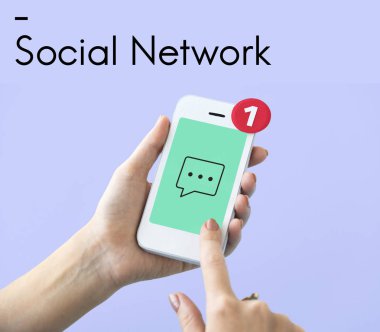 insan elinden tutarak cep telefonu