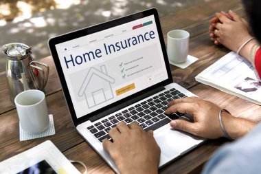 Dizüstü bilgisayar kullanan adam