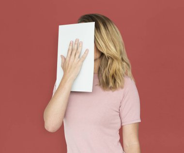 kadın kapsayan yüz kağıt ile