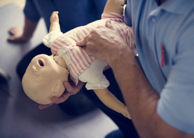 Cpr ilk yardım eğitimi sırasında insanlar