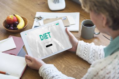 Dijital tablet tutan kadın