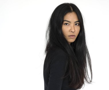 Asyalı kadın stüdyoda poz