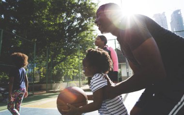 Basketbol oynarken aile