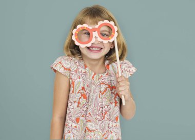 Kağıt bardak tutan kız