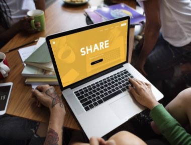 masada kitaplar ile dizüstü bilgisayar kullanan kişiler