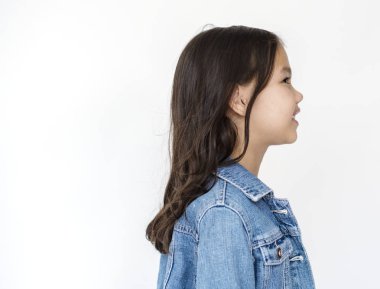 küçük kız stüdyoda poz