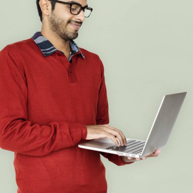 Dizüstü bilgisayar tutan adam