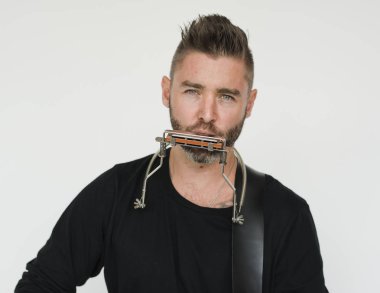 Adam Harmonica oynama