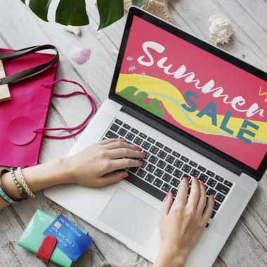 Dizüstü bilgisayar kullanan kadın