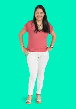 gülümseyen ve kalçalarına elele kadın