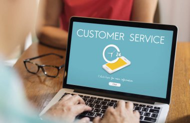 dizüstü bilgisayar kullanan kişi. 