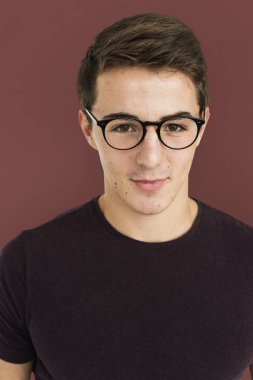 gözlük genç yakışıklı adam