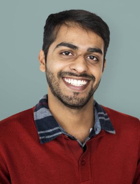 Hintli adam gülümsüyor