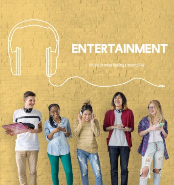 Dijital cihazlar kullanan öğrenciler 