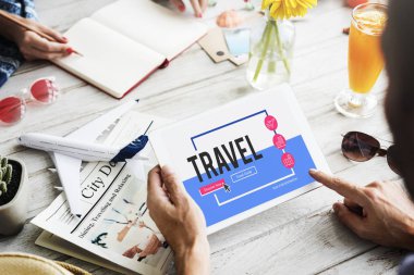 Dijital tablet kullanan adam