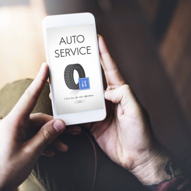 Mobil tutan kişi