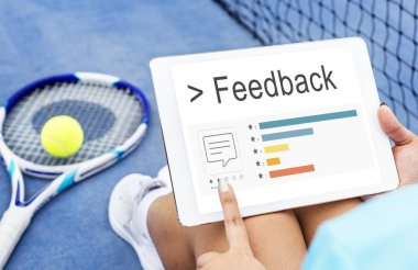 Dijital tablet ile tenis oyuncusu.