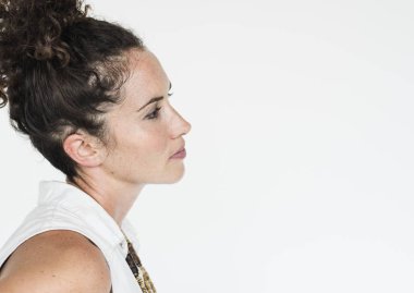 Kıvırcık saçlı güzel bir kadın.