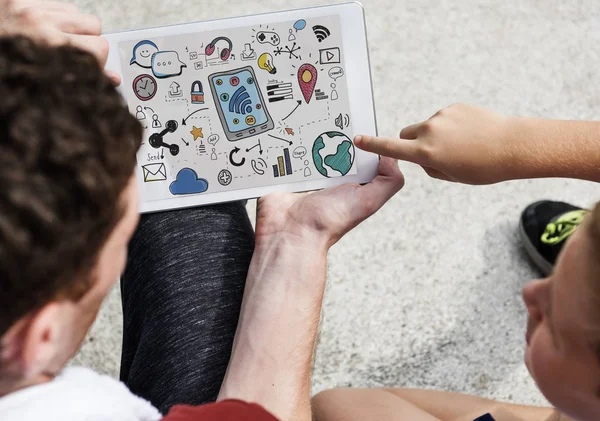 Man en jongen browsen digitale tablet — Stockfoto