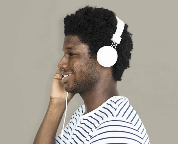Američan Afričana muž poslech hudby — Stock fotografie