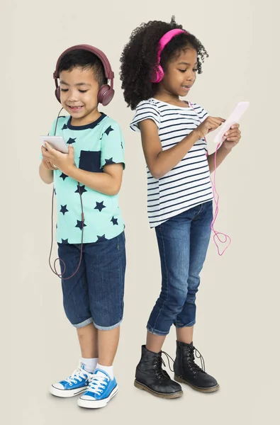 Crianças que utilizam dispositivos digitais — Fotografia de Stock