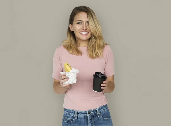 Donna in possesso di caffè e panino — Foto Stock