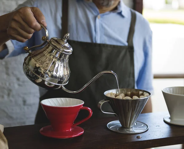 Camarero vertiendo té en taza —  Fotos de Stock