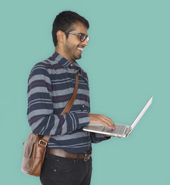 Uomo in possesso di laptop — Foto Stock
