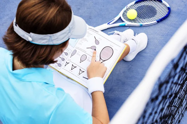 Jugador de tenis lectura libro . — Foto de Stock