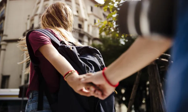 Kvinna anläggning pojkvännens hand — Stockfoto