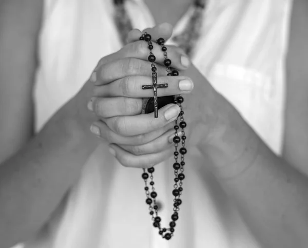Ludzkie ręce trzymając religijne cross — Zdjęcie stockowe