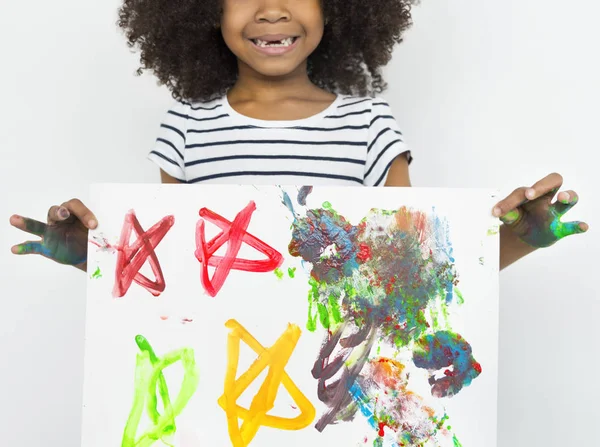 Mädchen hält Papier mit Zeichnung — Stockfoto