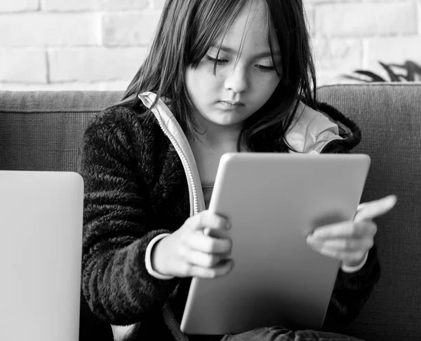 Ragazzina utilizzando tablet — Foto Stock