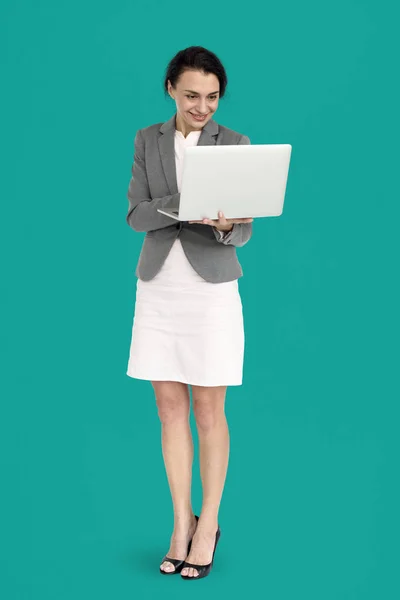 Mujer de negocios Smilng utilizando el ordenador portátil — Foto de Stock